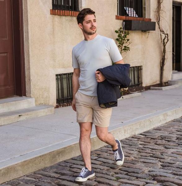 BÍ KÍP CHO CÁC CHÀNG TRAI MẶC QUẦN SHORT DẠO PHỐ VẪN CHUẨN ĐẸP